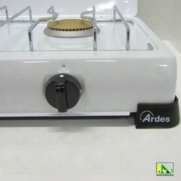 Cocina Gas Zeus esmaltada de 3 fuegos con tapa - Imagen Web de Ancargas ©