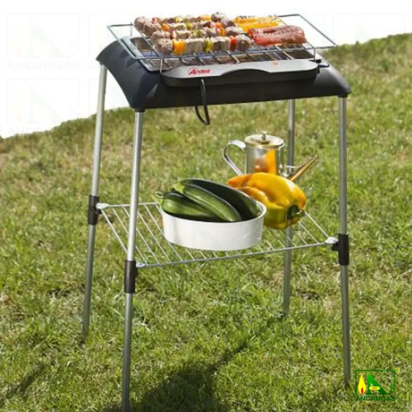 Barbacoa grill eléctrica Ardes Brace-Plus parrilla acero cromado 2000W con pies - Imagen Web de Ancargas ©